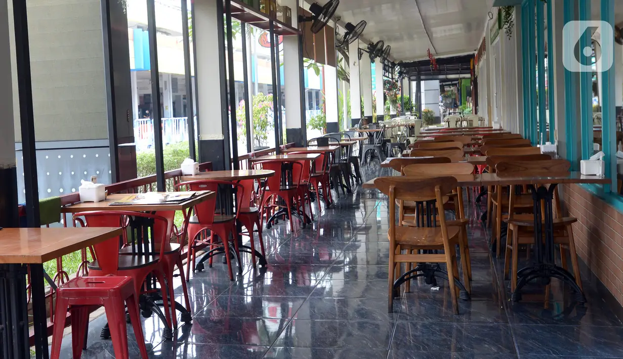 Suasana rumah makan yang kosong di Bandara Halim Perdanakusuma, Jakarta, Rabu (26/1/2022). Bandara Halim Perdanakusuma ditutup selama 3,5 bulan untuk proses revitalisasi. (merdeka.com/Imam Buhori)
