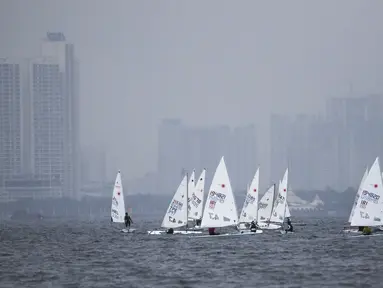 Para pelayar Asia menunggu start saat mengikuti Asian Sailing Championship di Laut Jakarta, Senin (25/6/2018). Turnamen ini merupakan uji kesiapan jelang Asian Games XVIII. (Bola.com/Vitalis Yogi Trisna)