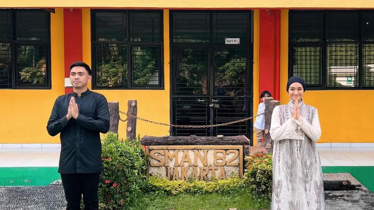Gaya Lebaran Ayudia C dan Ditto yang Sederhana dengan Nostalgia Masa SMA