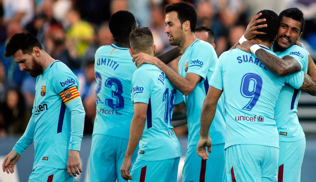 Para pemain Barcelona merayakan gol yang dicetak Paulinho ke gawang Leganes pada laga La Liga Spanyol di Stadion Butarque, Leganes, Sabtu (18/11/2017). Leganes kalah 0-3 dari Barcelona. (AFP/Oscar Del Pozo)