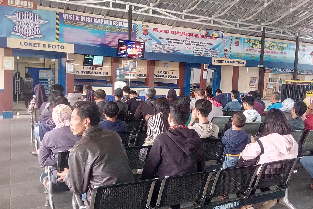 Antrian pemohon SIM di bagian SIM polres Garut, menunggu proses pemanggilan dari petugas operator SIM
