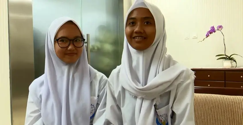 Dini Nurizka dan temannya  Alvira Putri usai tragedi mobil jokowi melindas telepon seluler (Liputan6/Luqman Rimadi)