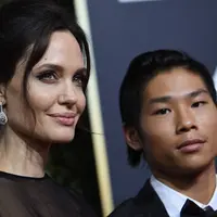 Nama Angelina Jolie tak pernah lepas dari perhatian publik. Bukan soal proses cerainya dengan Brad Pitt, kali ini Jolie hadir di Golden Globe 2018 bersama anaknya, Pax. (AFP/Valerie Macon)