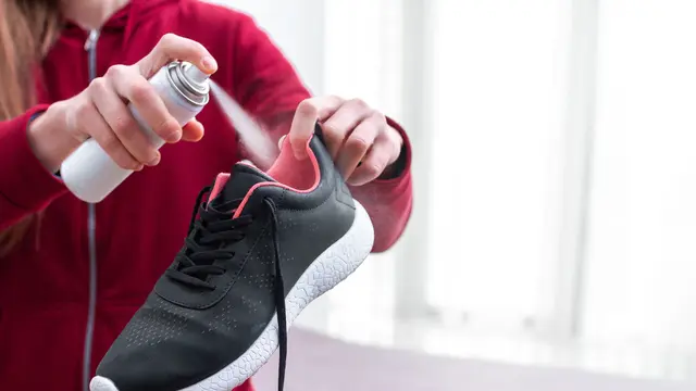 Gunakan pewangi kaki dan sepatu