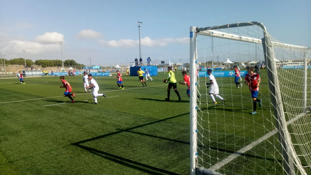 Wakil Indonesia, FOSSBI Rajawali Muda (putih) saat melawan Spanyol di semifinal Danone Nations Cup (Liputan6.com / Jonathan Pandapotan)