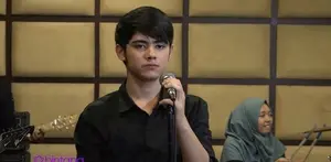Aliando Syarief sudah mulai serius menekuni profesinya di industri musik. Kota Malang menjadi lokasi keenam Aliando menggelar mini konsernya yang bertajuk The World of Aliando. Kabarnya, Aliando bakalan membocorkan satu lagu yang ada di dalam albumny...