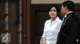 Jessica Kumala Wongso berdiskusi dengan penasehat hukumnya ketika menjalani sidang lanjutan di Pengadilan Negeri Jakarta Pusat, Jakarta, Senin(5/9). (Liputan6.com/Helmi Afandi)
