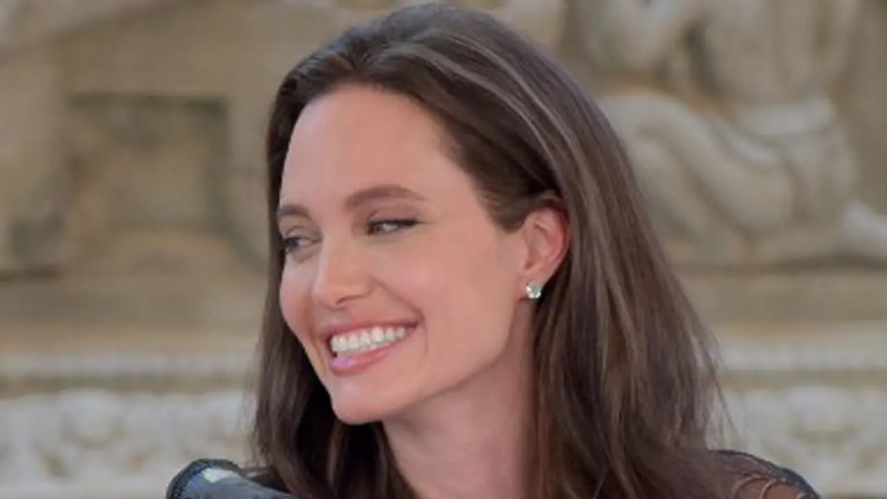 Angelina Jolie menikmati serangga bersama anak-anaknya.