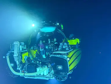 Foto yang diambil pada 9 Januari 2026 menunjukkan para ilmuwan Indonesia di dalam kapal selam Neptune milik OceanX, berada ratusan meter di bawah permukaan laut, di lepas pantai pulau Sulawesi. OceanX dan Badan Riset dan Inovasi Nasional (BRIN) baru saja menyelesaikan misi penelitian laut dalam di perairan Sulawesi. (Sara HUSSEIN/AFP)