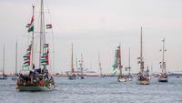 Untuk diketahui, Pelabuhan Barcelona, Spanyol, merupakan satu dari empat titik kumpul ribuan relawan dan aktivis GSF untuk memulai misi pelayaran kemanusian menembus blokade Gaza tahun ini. Tampak dalam foto, kapal-kapal yang membawa aktivis dan bantuan kemanusiaan untuk warga Palestina di Gaza bermanuver di pelabuhan selama acara pelepasan simbolis sebagai bagian dari Global Sumud Flotilla, di Barcelona, Spanyol, Minggu, 12 April 2026. (AP Photo/Joan Mateu Parra)