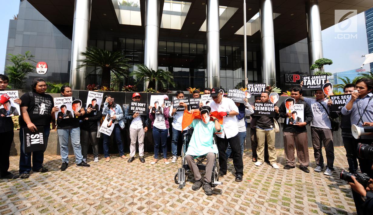 Aktivis Koalisi Masyarakat Sipil Anti Korupsi melakukan aksi teatrikal di depan Gedung KPK, Jakarta, Kamis (14/9). Mereka menuntut KPK segera menahan tersangka kasus dugaan korupsi KTP elektronik, Setya Novanto. (Liputan6.com/Helmi Fithriansyah)