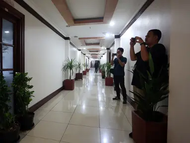 Dua orang reporter memfoto ruang kerja Wakil Ketua DPD RI, Jakarta, Rabu (5/4). Ruangan kerja Wakil Ketua DPD yang sebelumnya ditempati Gusti Kanjeng Ratu (GKR) Hemas dan Farouk Muhammad terkunci. (Liputan6.com/Johan Tallo)