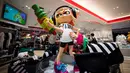 Barang-barang dari karakter permainan Splatoon Nintendo, Inkling ditampilkan selama pratinjau pers di toko baru Nintendo di Tokyo, 19 November 2019. Nintendo akan meresmikan toko pertamanya di ibu kota Jepang tersebut pada pekan ini. (Behrouz MEHRI/AFP)