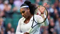 Bagi Serena Williams ini merupakan kali kedua berturut-turut dirinya gagal di putaran pertama turnamen Wimbledon. Tahun lalu, ia mengalami cedera akibat terpeleset saat bertanding. (AFP/Glyn Kirk)