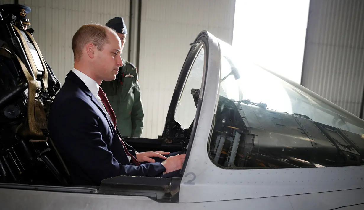Pangeran William duduk di kokpit jet Eurofighter Typhoon saat berkunjung ke RAF Coningsby di Lincolnshire, Inggris, Rabu (7/3). Eurofighter Typhoon dibuat untuk menjawab kebutuhan angkatan udara di seluruh Eropa, terutama Inggris. (PHIL NOBLE/POOL/AFP)