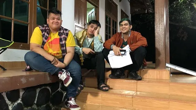 7 Potret Trio Pemain Sinetron Insya Allah Surga Saat di Balik Layar, Kompak Banget