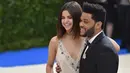 Cinta di antara Selena Gomez dan The Weeknd nampaknya sudah tak bisa diragukan lagi. Semakin serius menjalin hubungan, namun ada hal yang mengganggu pikirannya saat ini. (AFP/Bintang.com)