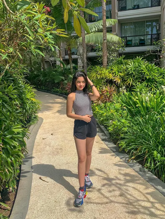 Bergaya santai, gadis kelahiran 2002 ini mengenakan crop top bermotif garis dan celana pendek yang dipadukan dengan sneakers. (Liputan6.com/IG/@yorikooangln_)