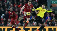 Gelandang liverpool, James Milner mengamankan bola dari gelandang Watford, Etienne Capoue pada laga Premier League di Stadion Anfield, Liverpool, Sabtu (17/3/2018). Liverpool menang 5-0 atas Watford. (AFP/Lindsey Parnaby)