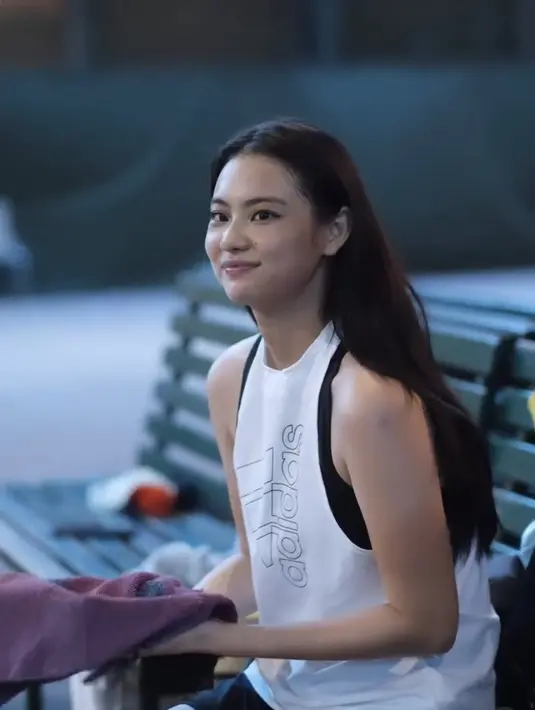 Dengan rambutnya yang panjang, Gege mengenakan atasan olahraga halterneck dengan inner hitam yang serasi dengan bawahan pendeknya.  Credit: @gegeelisa94