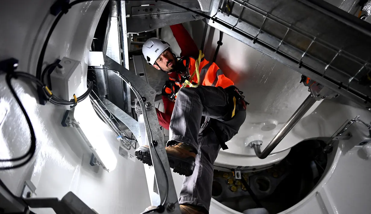 Turbin angin tersebut dibangun dan dioperasikan oleh perusahaan energi terbarukan, Valorem. (Christophe ARCHAMBAULT/AFP)