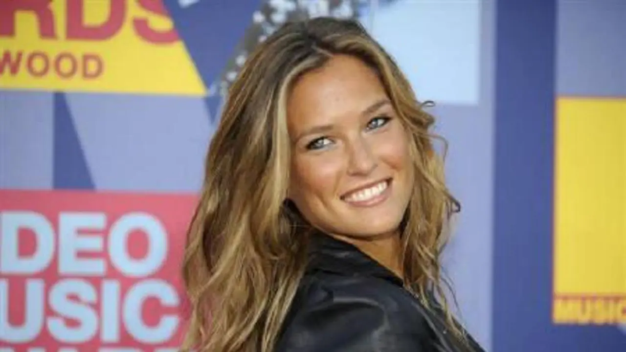 Supermodel Ini Minta Penerbangan Israel Ditutup Saat Ia Menikah