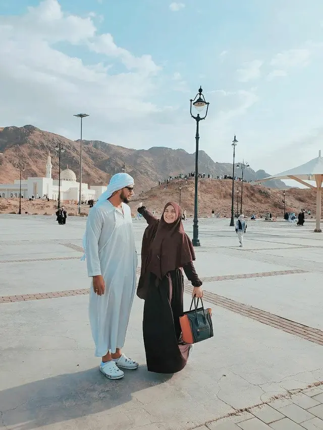 Potret Ammar Zoni dan Irish Bella saat di Madinah, Bikin Syhadu