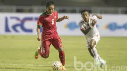 Pemain Timnas U-22 Indonesia, Evan Dimas berusaha melewati hadangan pemain Myanmar pada laga uji coba di Stadion Pakansari, Selasa (21/3/2017). Indonesia kalah 1-3 dari Myanmar. (Bola.com/Vitalis Yogi Trisna)