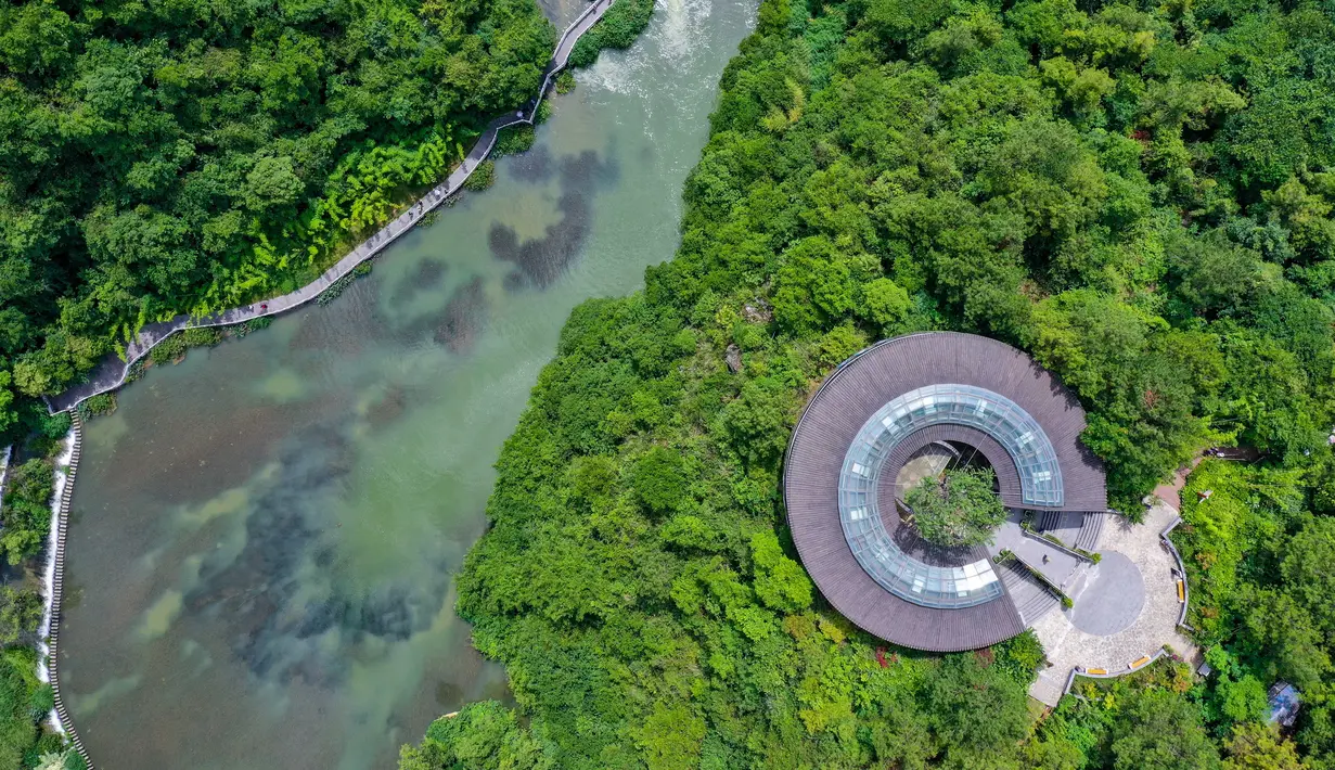 Foto dari udara memperlihatkan pemandangan objek wisata Tianhetan, Kota Guiyang, Provinsi Guizhou, China, Selasa (9/6/2020). (Xinhua/Ou Dongqu)