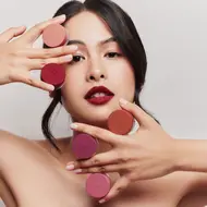 Setelah Illipe Plumping Lip Butter sempat viral dan berkali-kali sold out, kini giliran Illipe Blurring Butter Pot yang membawa pengalaman baru: produk multifungsi yang dapat digunakan untuk bibir, pipi, maupun kelopak mata. [Dok/From This Island].
