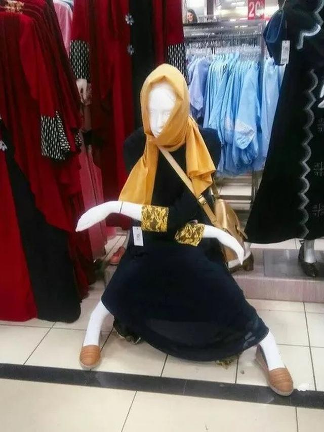 9 Manekin Pose Capek Berdiri Ini Bikin Pembeli Tepuk Jidat