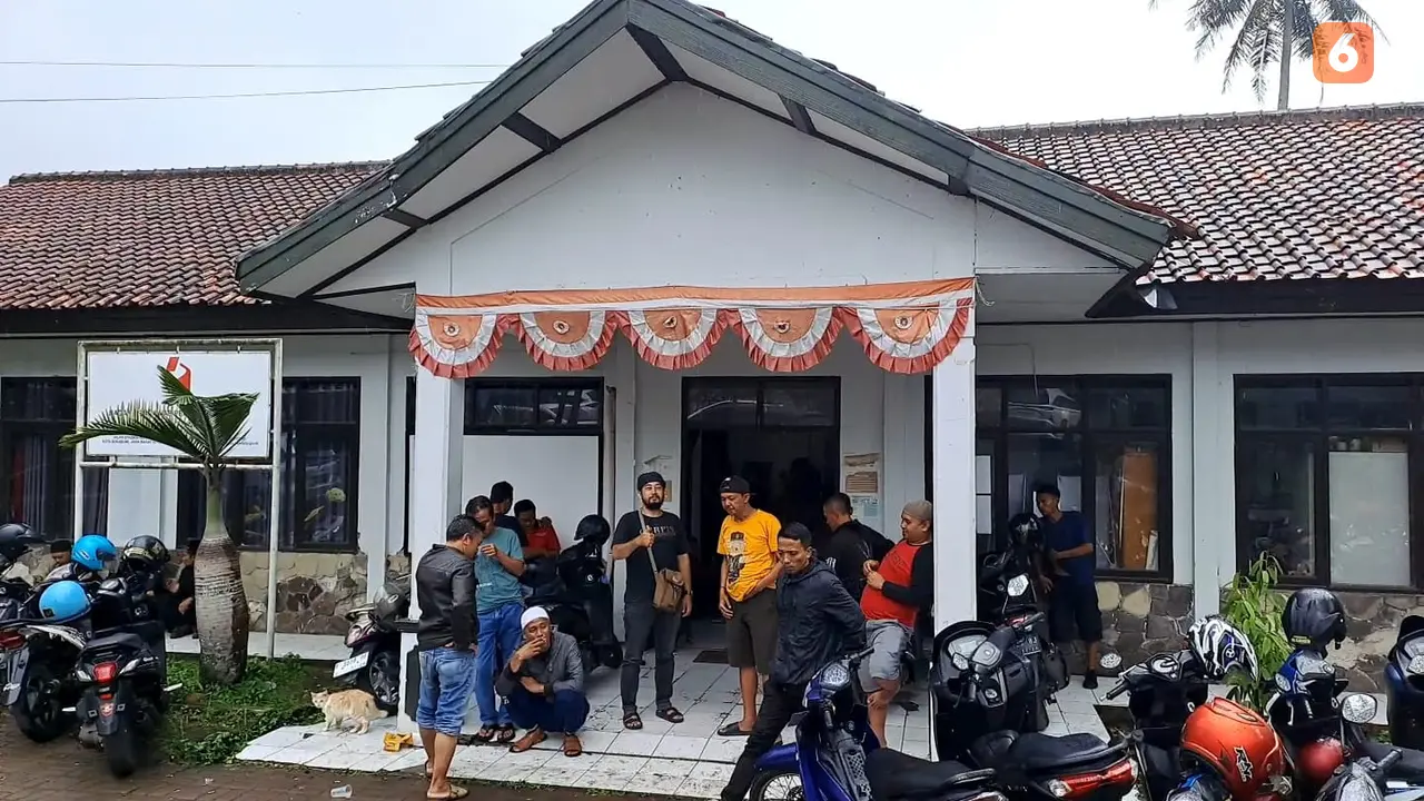 Massa anggota parpol datangi Bawaslu Kota Sukabumi untuk melihat proses sidang laporan dugaan pelanggaran Pemilu 2024 (Liputan6.com/Fira Syahrin).
