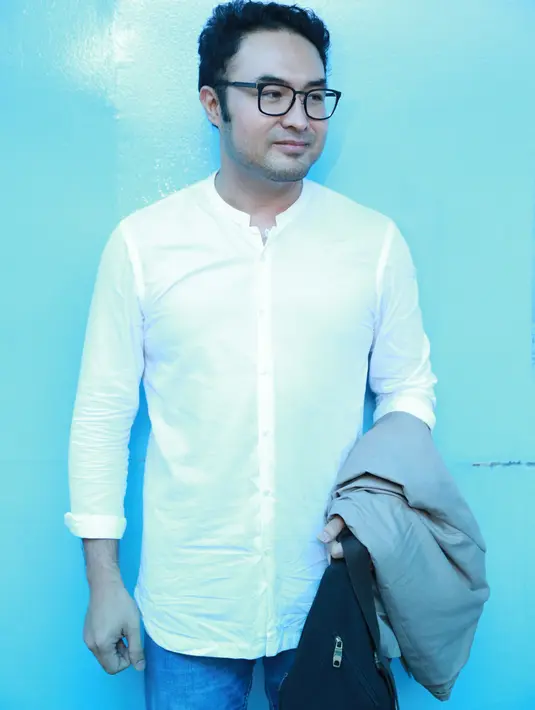 "Itu yang saya enggak mau juga, terlalu sibuk kita enggak tahu anak kita ngomong 'Papah' tapi papahnya enggak ada, aduh sedih banget. Pertama kali jalan juga enggak ada kitanya, enggak mau saya," kata Surya Saputra. (Adrian Putra/Bintang.com)