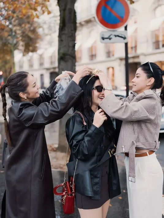 Saking kompaknya, Enzy Storia, Febby Rastanty, dan Medina kembaran dengan gaya Parisian monokrom [@medinadinaaa]