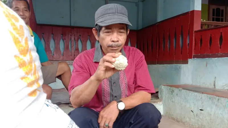 Gumpalan Beras Bantuan Yang Di Terima Warga Kabupaten Pandeglang, Banten. (Kamis, 05/08/2021).