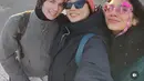 Leony dan kekasihnya liburan ke Jepang, ia pun mengajak Dea Ananda. Tampak kedua anggota Trio Kwek-Kwek ini mengenakan coat hitam. [@leonyvh]