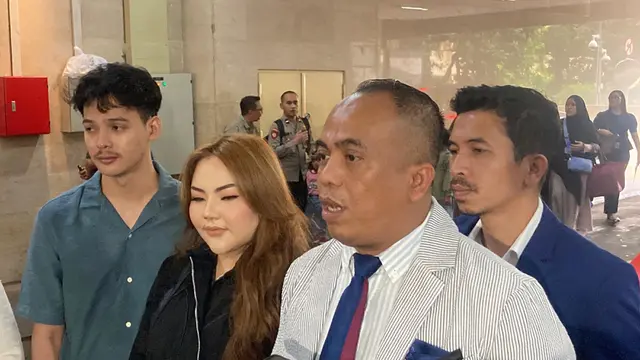 Lisa Mariana Gandeng Pria ke Bareskrim Polri