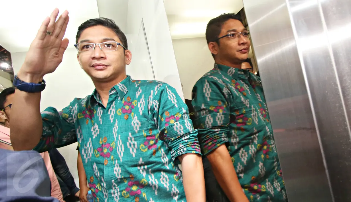 Vokalis Grup Band Ungu berjalan di sekitar Gedung RS Pondok Indah, Jakarta, (10/12). Pasha yang datang untuk menjemput Aliyan Akhtar Raja Sulaiman, putranya dengan Adelia batal karena kondisi Aliyan yang belum stabil. (Liputan6.com/Immanuel Antonius)