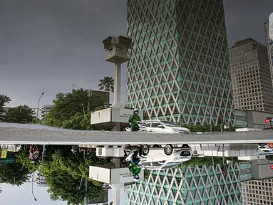 Kendaraan melintas di sekitar Menara Jam Thamrin, Jakarta, Sabtu (29/5/2021). PT MRT Jakarta (Perseroda) akan merelokasi Menara Jam Thamrin yang terletak di perempatan antara Jalan MH Thamrin dan Jalan Kebon Sirih pada Juli 2021. (Liputna6.com/Faizal Fanani)