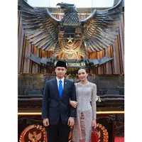 Lihat di sini tampilan khas ibu pejabat Beby Tsabina saat dampingi sang suami yang kembali dilantik jadi anggota DPR. [@bebytsabina].