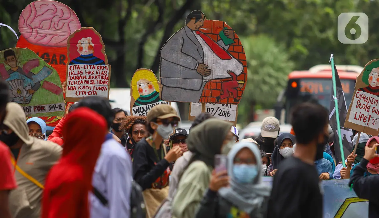 Sejumlah massa Koalisi Rakyat Menolak Penggusuran (KRMP) melakukan aksi di depan Balai Kota DKI Jakarta, Kamis (24/2/2022). Mereka juga menuntut mmebuat peraturan yang mengatur perlindungan HAM warga terdampak penggusuran, serta peta jalan reforma agraria di Jakarta. (Liputan6.com/Herman Zakharia)