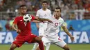 Striker Panama, Gabriel Torres, berusaha melewati gelandang Tunisia, Ellyes Skhiri, pada laga grup G Piala Dunia di Mordovia Arena, Saransk, Kamis (28/6/2018). Tunisia menang 2-1 Panama. (AP/Pavel Golovkin)