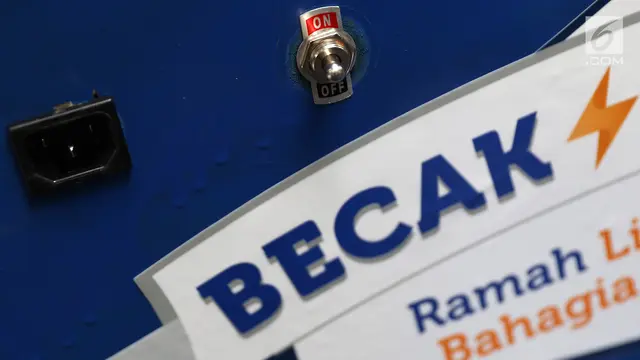 Putra Amien Rais Beri Prototipe Becak Listrik untuk Anies