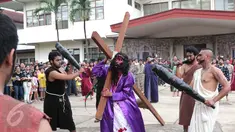 Umat Katolik di Gereja St Matius Penginjil Bintaro, menampilkan teatrikal prosesi jalan salib, Tangerang Selatan, (25/3). Prosesi jalan salib ini merupakan bagian dari perayaan Paskah yang dirayakan umat Kristiani sedunia. (Liputan6.com/Angga Yuniar)