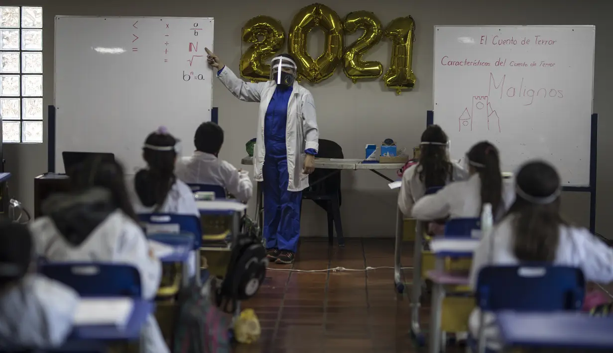 Suasana pada hari pertama kembali ke kelas tatap muka sejak Maret 2020 di Liceo Lunita, sebuah sekolah swasta di Chia di pinggiran Bogota, Kolombia, Jumat (5/2/2021). Sejauh ini Kolombia melaporkan lebih dari 2,13 juta kasus Covid-19, termasuk lebih dari 55.100 kematian. (AP Photo/Ivan Valencia)