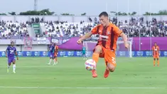 Pemain Borneo FC, Mariano Peralta, mengontrol bola saat melawan Persita Tangerang pada laga pekan ke-24 BRI Liga 1 2024-2025 di Stadion Indomilk Arena, Tangerang, Sabtu (22/2/2025). (Bola.com/M Iqbal Ichsan)