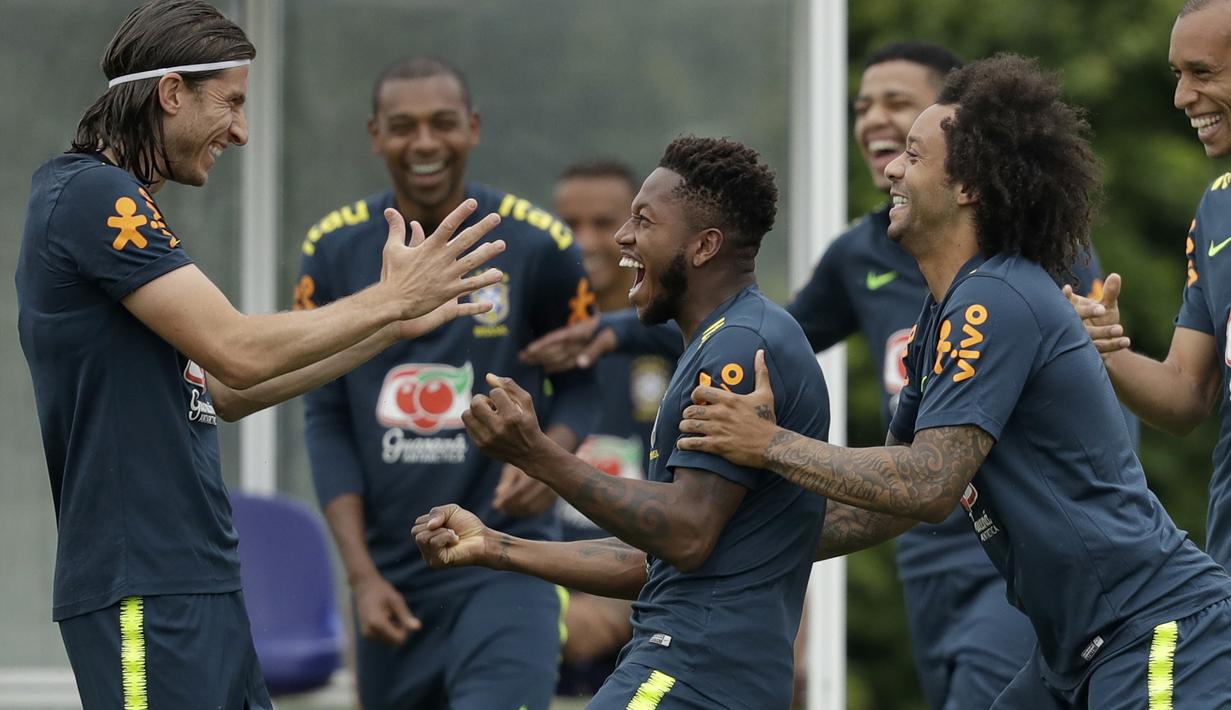 Tawa Fred (tengah) bersama rekan-rekannya pada sesi latihan di lapangan latihan Tottenham Hotspur football club, Inggris, (7/6/2018). Fred mengalami masalah di engkel kaki. (AP/Matt Dunham)
