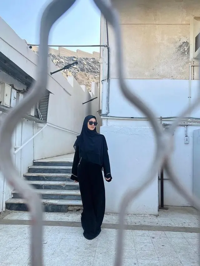 6 Potret Paula Verhoeven Pakai Hijab dan Cadar saat Umrah, Dipuji Netizen Makin Cantik