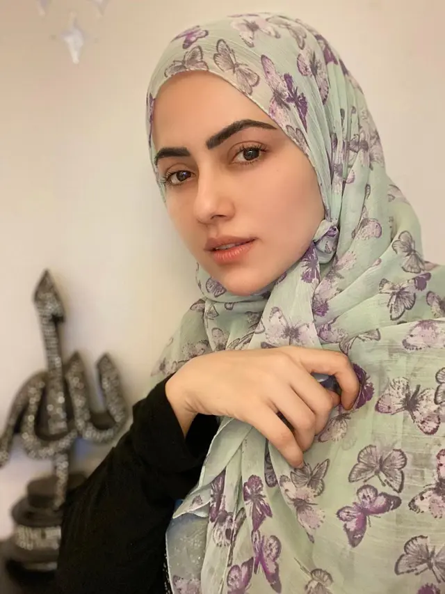 Hijrah dan Pensiun dari Dunia Hiburan, ini 7 Potret Sana Khan Aktris Bollywood Pakai Hijab