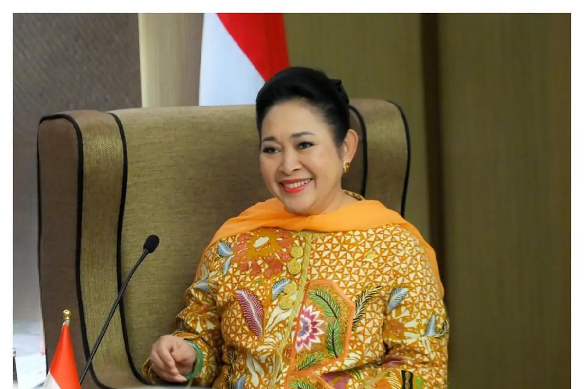 Model Atasan Batik Titiek Soeharto yang Simpel dan Elegan (Foto: Instagram @titieksoeharto)